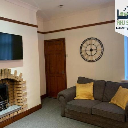Rodsley - 2 Bedroom 1St Floor Flat Free Parking Wifi And Netflix غيتْسْهيد المظهر الخارجي الصورة