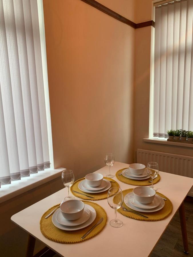 Rodsley - 2 Bedroom 1St Floor Flat Free Parking Wifi And Netflix غيتْسْهيد المظهر الخارجي الصورة