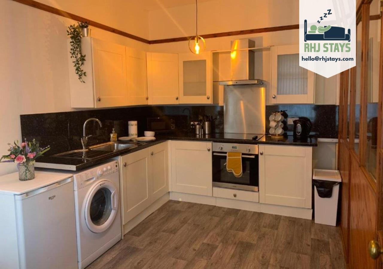 Rodsley - 2 Bedroom 1St Floor Flat Free Parking Wifi And Netflix غيتْسْهيد المظهر الخارجي الصورة