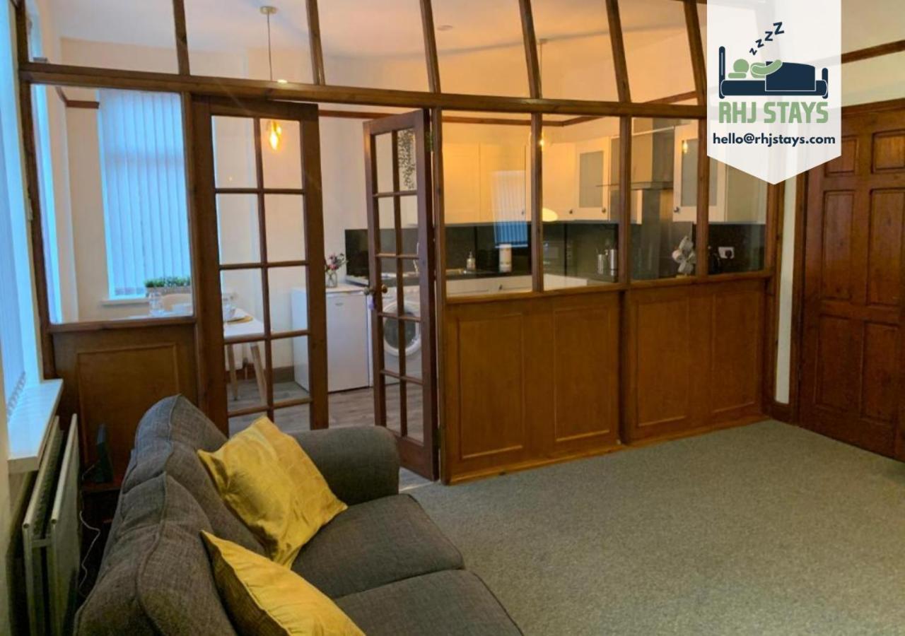 Rodsley - 2 Bedroom 1St Floor Flat Free Parking Wifi And Netflix غيتْسْهيد المظهر الخارجي الصورة