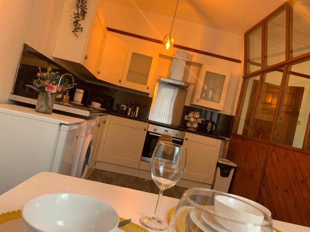 Rodsley - 2 Bedroom 1St Floor Flat Free Parking Wifi And Netflix غيتْسْهيد المظهر الخارجي الصورة